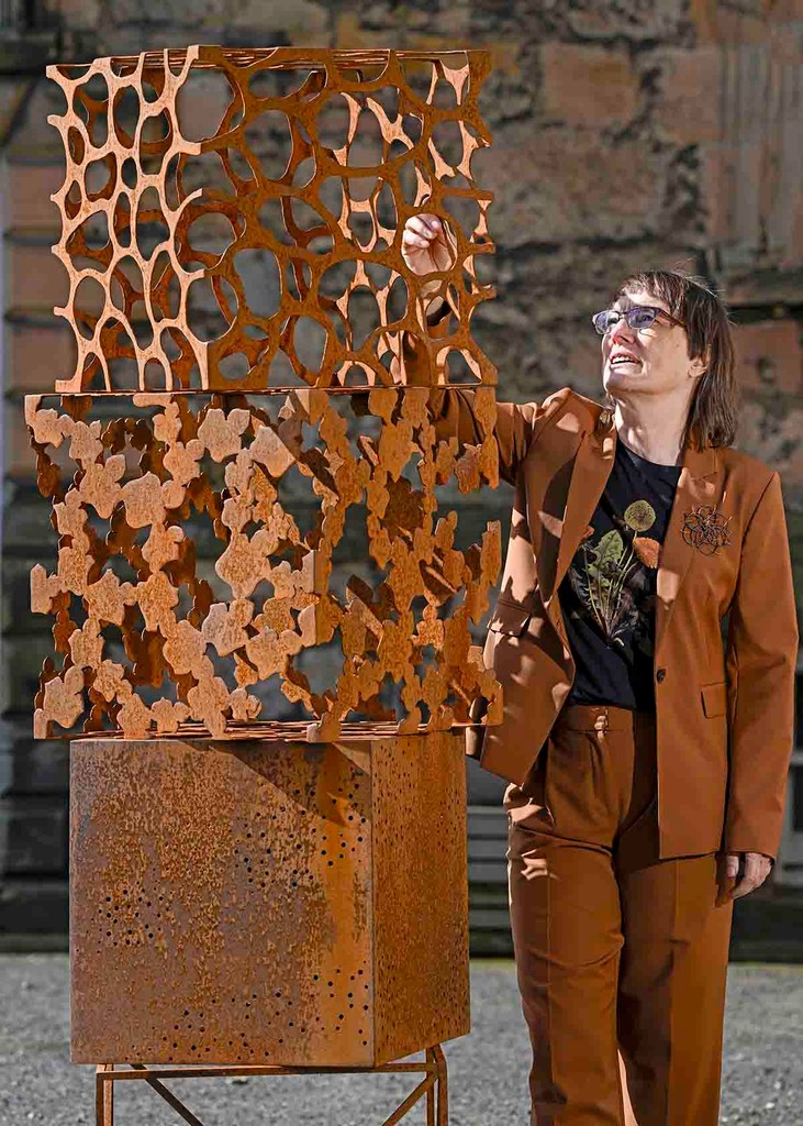 At @DalkeithCP until Mon, Inception's Family Day is tomorrow, showcasing hand-picked contemporary artists.
artmag.co.uk/fourth-incepti…
Pictured: sculptor Andrea Geile. Image Neil Hanna.⁠
#artmag #scottishart #scottishcraft #glass #textiles #artfair #craftfair #jewellery #sculpture