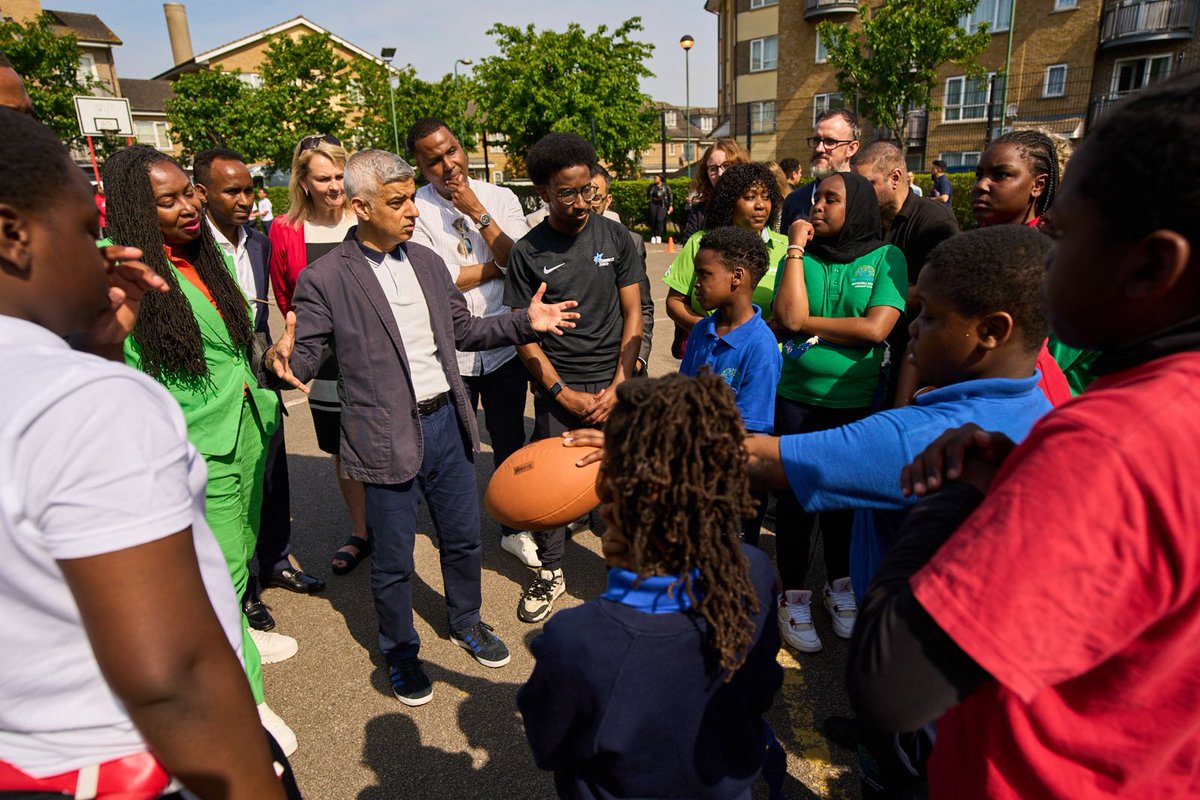 🤝 Today, we joined the @MayorofLondon @SadiqKhan to launch our new and expanded programme. 💡 We visited one of our new groups in Brent to see how they are using youth work both in hubs and out on the street to divert young people away from violence. ➡️ bit.ly/4by4RR4