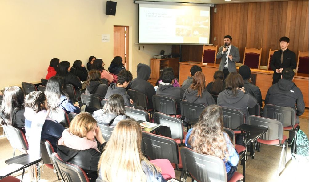 #Noticia | Derecho UACh recibió a estudiantes de enseñanza media con charlas informativas y de orientación, en el marco de la actividad 'Expo UACh + Puertas Abiertas'.

Leer ➡️ ow.ly/Jj4r50RBSNs

#derechouach #puertasabiertas #expouach #admsión #paes2025