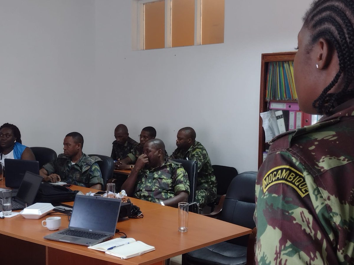 Today, our team in 🇲🇿 led a professional development session for Mozambique Defence Armed Forces (FADM) Trained Trainers, updating them on the latest efforts by @Dallaire_ACOE to advance the #childrenpeacesecurity agenda in Africa.

@tshidmukendi