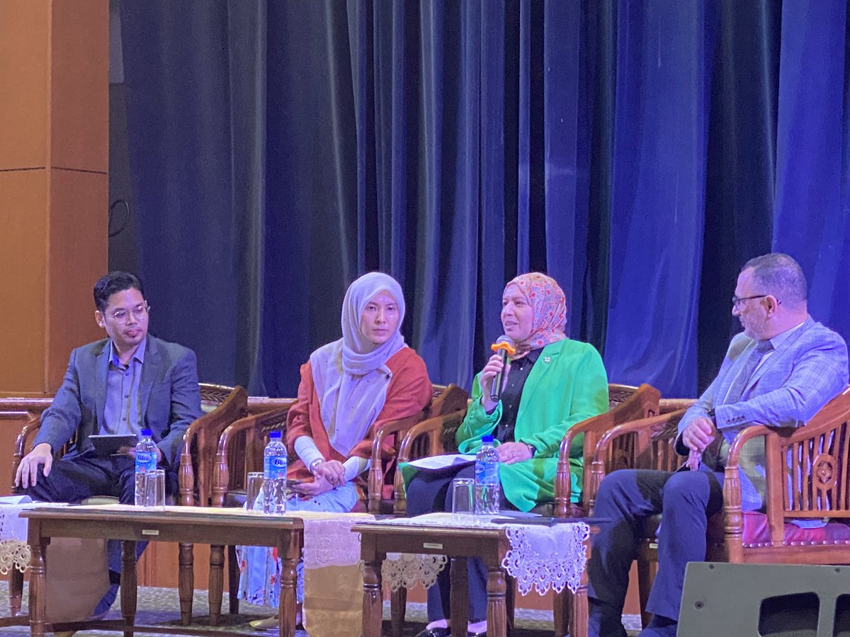 At IAIS, two daughters... Yusra Ghannouchi and Nurul Izzah Anwar spoke on political activism inspired by their fathers : Rached Ghannouchi of Tunissia and Anwar Ibrahim of Malaysia, both men fight for freedom, justice and a better muslim world, both paid a heavy price!
