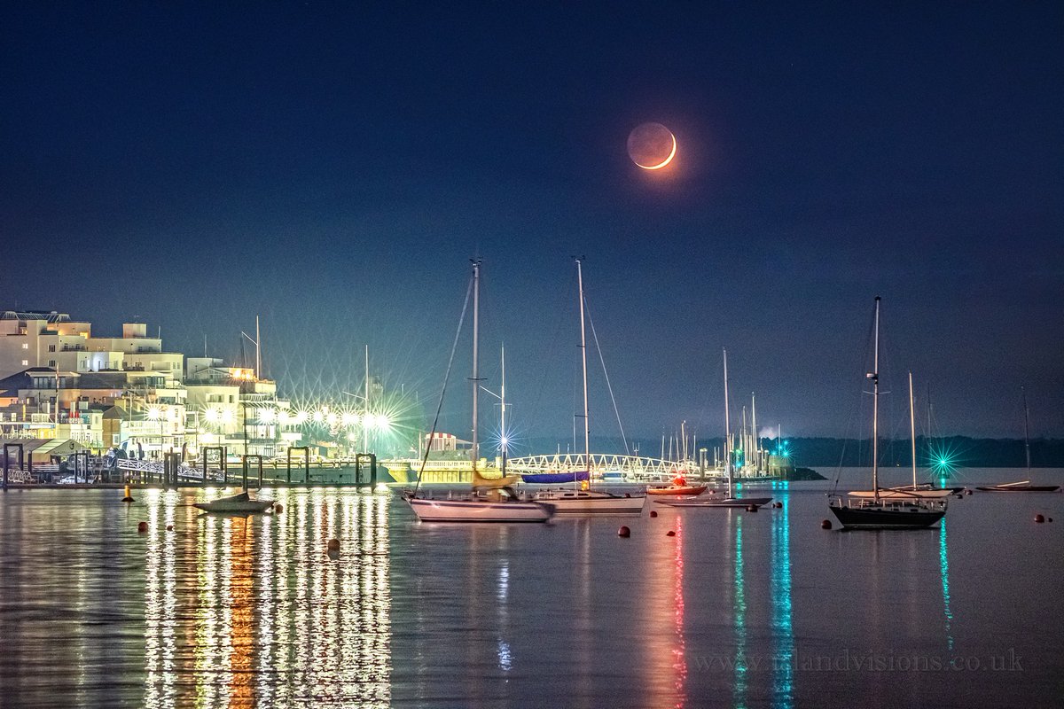 Wow! This image was captured by Island Visions Photography in Cowes last night. #isleofwight #iow #photooftheday @islandvisions