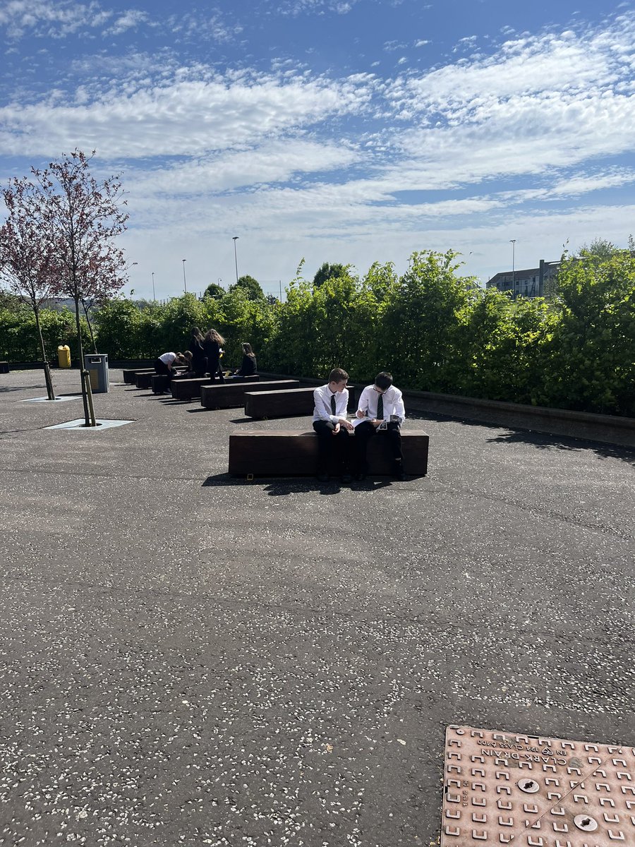 1F enjoying the sun (and some sweeties!) as they learned about the different types of rights they have as children in Scotland under the UNCRC. 🗣️🙌👬☀️ @OLSPHigh