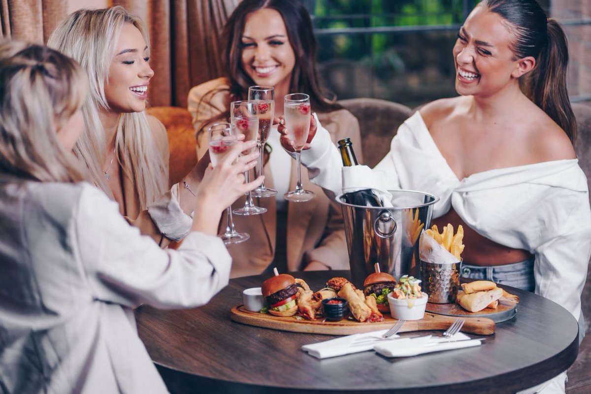 Grab your girl gang and head to The Hudson for an amazing Bottomless Brunch experience 🥂