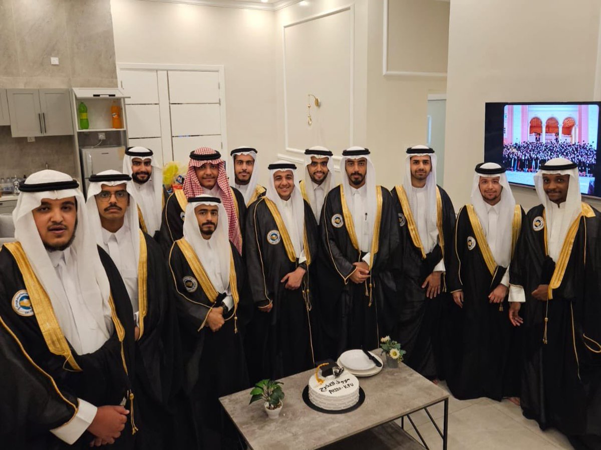 oaljama's tweet photo. (الصداقة مواقف)

ابني عمر غاب صديقه عن حفل التخرج لمرض أصابه، فاجتمع مع طلبة الدفعة وقرروا جميعًا عمل حفل تخرج لصديقهم لكي يعيش الأجواء، فاستأجروا استراحة، وتكفلوا بالعشاء ولبسوا البشوت وعملوا حفلة تخرج له.
هذه القصص التي ينبغي أن تنتشر في مجتمعنا، ومتفاءل بالشباب الصاعد. https://t.co/l8iJ1BsY3P