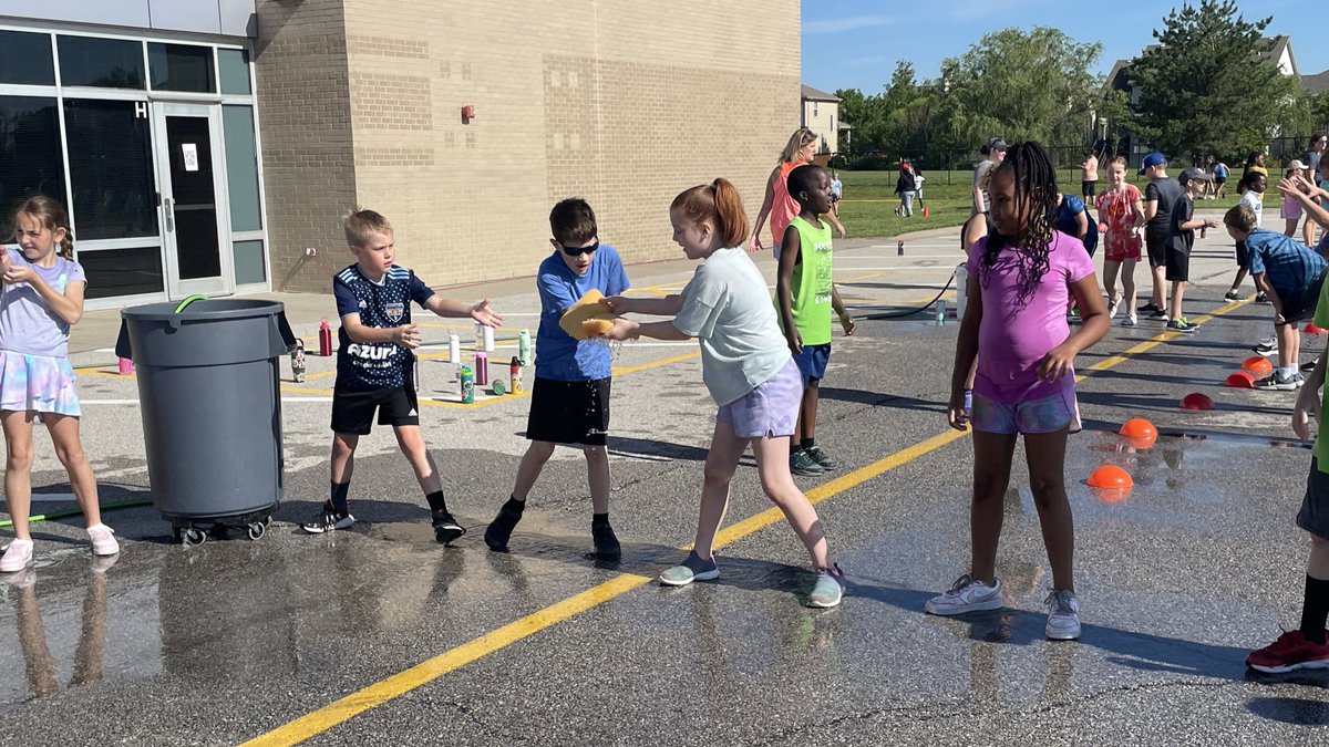 MadisonPlaceK5's tweet photo. Sponge Relay
#MDFieldDay24
@Phys_Educate https://t.co/5Oygx6XDBZ