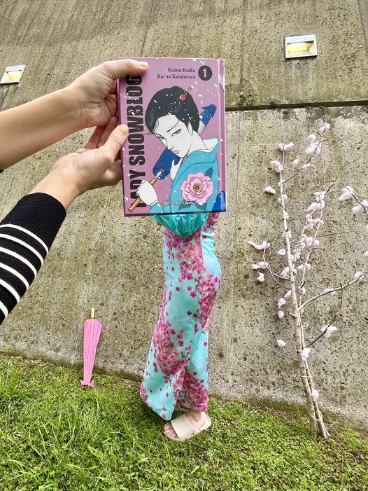 🌺 Deixa’t atrapar per la cultura japonesa amb aquest #BookFaceFriday Disponible a la #mediateca de la #BiblioRahola! 📖 “Lady Snowblood” ✏️🎨 Kazuo Koike i Kazuo Kamimura 👅 Geni Bigas i Yayoi Kagoshima @PlanetadComic #BibliotequesCat