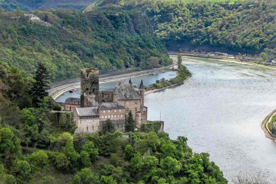 🚗 Wie wäre es mit einem romantischen Rhein-Trip? Lass dich von historischen Städten und malerischen Burgen verzaubern. travelworldonline.de/die-schoensten… #RheinRomantik #RomantischerRhein #Reiseziele #SommerUrlaub #SchlösserEntdecken #GenussReise #travelworldonline
