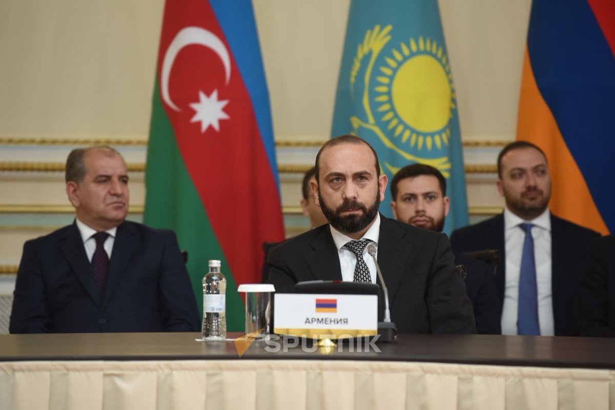 Ermenistan Dışişleri Bakanı Ararat Mirzoyan: Kazakistan'da yaptığımız toplantı Azerbaycan'la barış anlaşması yapılmasına yönelik. Taraflar sadece barış anlaşmasıyla yetinmek istemiyor. Aynı zamanda bölgedeki ulaşım iletişiminin restorasyonunu da destekliyoruz.