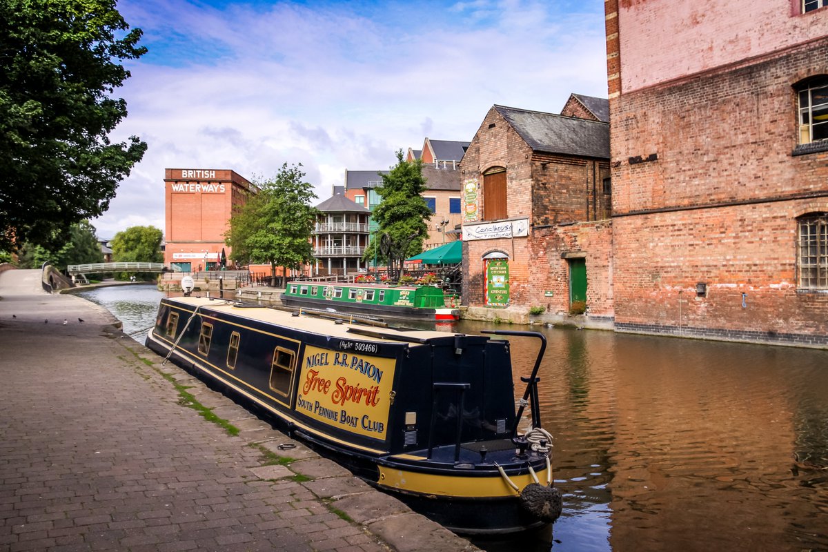 Good morning from Nottinghamshire! 👋💚 Did you know that a canal cuts through Nottingham City Centre? 📸 Image by Cloud9 Designs