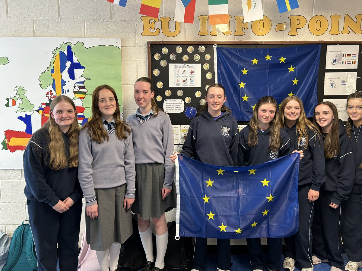 ManorHseRaheny's tweet photo. To celebrate #EuropeDay our TY #EPASambassadors organised some fun activities for all TYs.Well done to the winners of the EU Scavenger Hunt & the EU @Kahoot quiz 👏🏻👏🏻🇪🇺 &to everyone who participated!
@EPIreland_Edu @EPinIreland @lecheiletrust1 #EPAmbassadorSchool @gemmakellyboyle https://t.co/nP5his0QJb