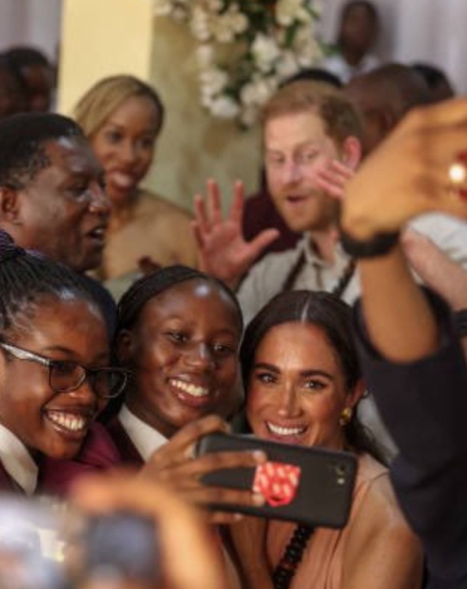 I’m so happy to see all these gorgeous photos but this one is HILARIOUS #HarryandMeghaninNigeria