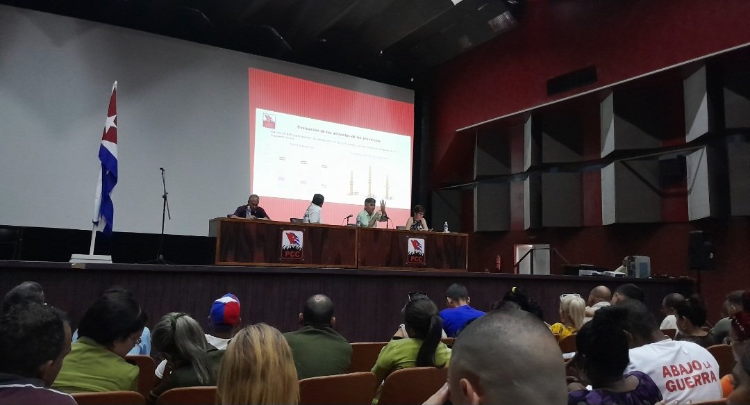 Excelente análisis realizado hoy en #Matanzas por el Jefe de la Oficina de Información y Análisis @EduardoLpezLey3 y <a href="/YaquedeCuba/">Yaquelin</a>, funcionaria del Departamento Ideológico, ambos del CC/PCC, s/ las buenas prácticas en el uso de las redes sociales digitales.

#MatancerosEnVictoria