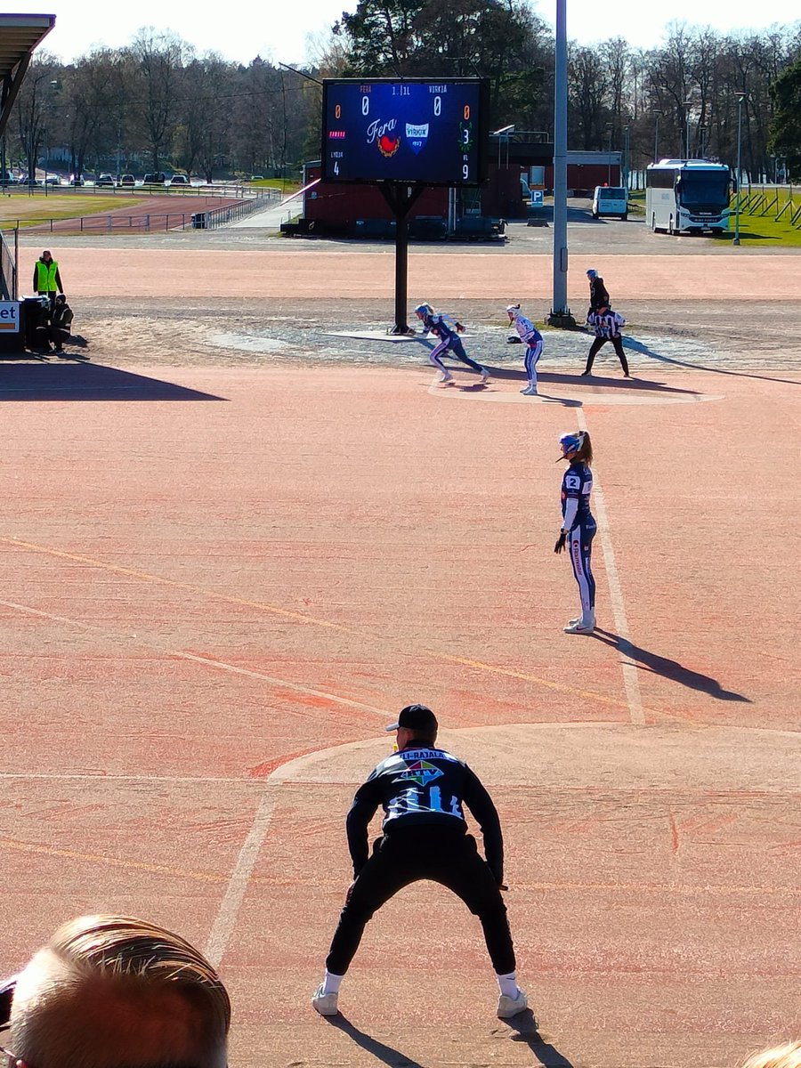 Tuosta lähti, kauden 2024 kotiavauksen ensimmäinen juoksu, ensimmäisen tasoittavalla.. Ja loppuun asti mentiinkin, puhtaasti.
Rauma-Lapua 2-0 (3-0, 1-0). Yleisöä 817.
#superpesis #ferapesis
Uutuutena tuomareiden näyttävät sponsoroidut paidat ja supervuoroparin poistuminen.