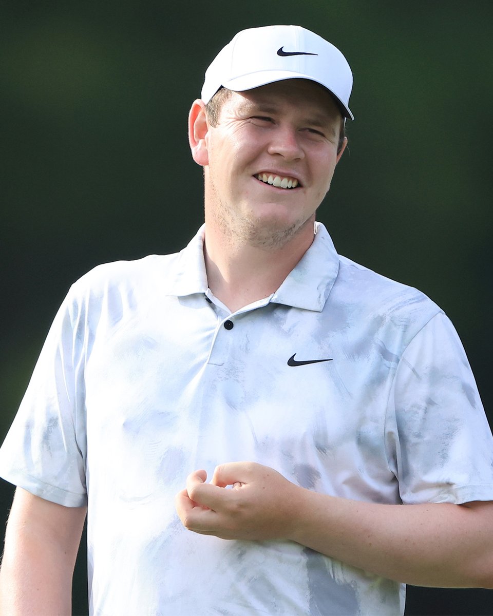 ¡Viernes feliz! 😁 Ronda de 67 (-4) para @Robert1Lefty. Lidera por tres golpes en el @MyrtleBeachCl.