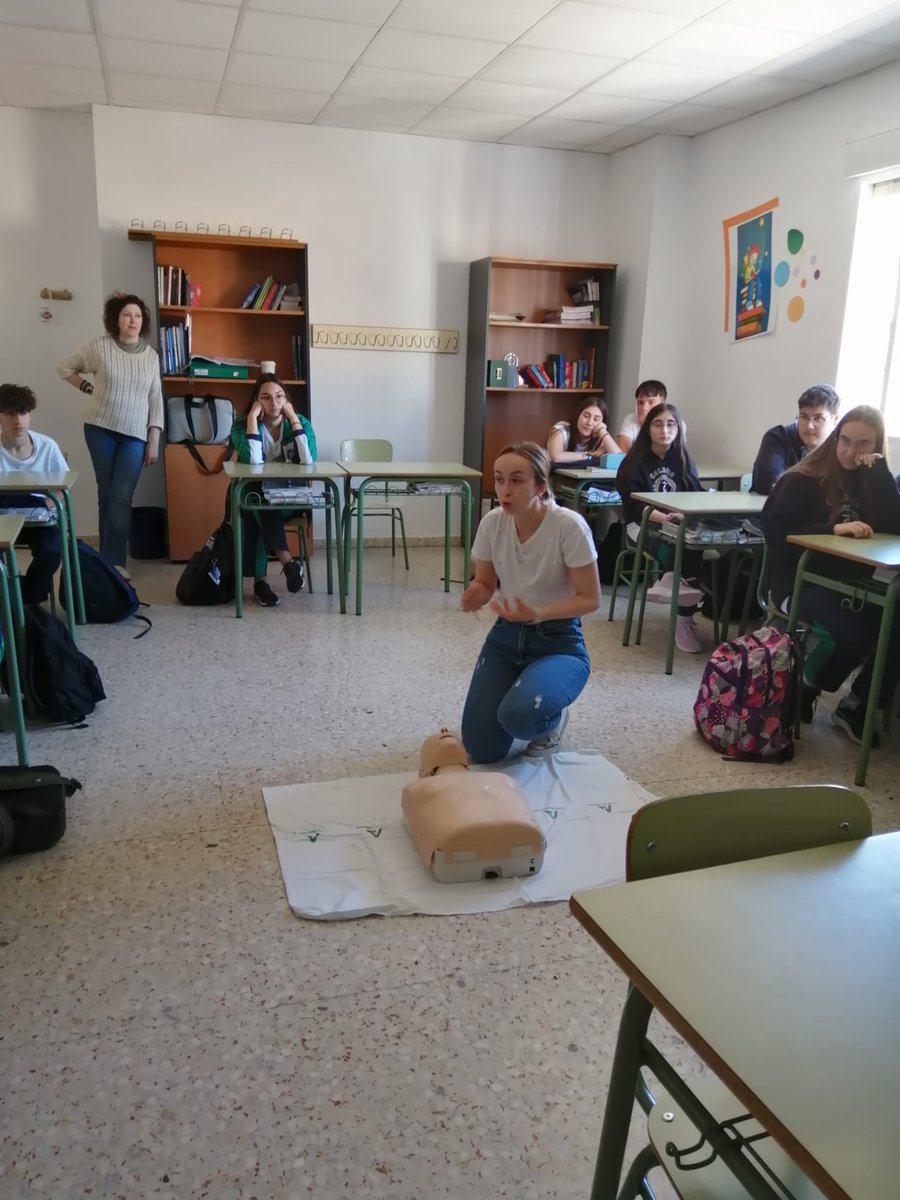 ags_nortedejaen's tweet photo. Nuestra enfermera referente escolar del Centro de Salud San José, María de los Ángeles Luque, junto Rosario Valera, EIR, han impartido un taller sobre #PrimerosAuxilios y #RCP dirigido al alumnado de 4° de ESO del Colegio Inmaculada Concepción de #Linares https://t.co/cvgrWsVD4k