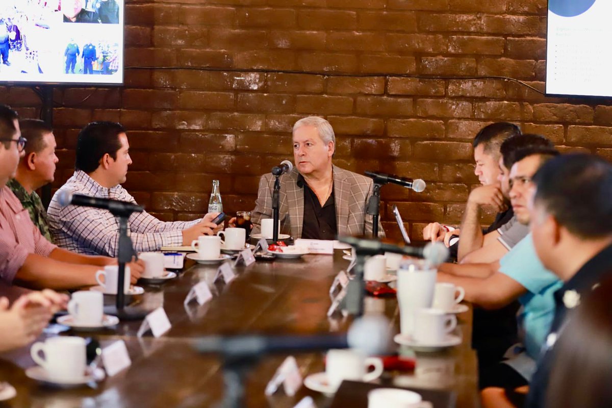 En estos momentos celebramos la reunión de seguridad local en la que están presentes autoridades del Estado, Ejército, Guardia Nacional y de nuestra @ComisionSPC. Saltillo no baja la guardia en ningún momento y logramos detenciones para mantener a la ciudad segura. #Saltillo