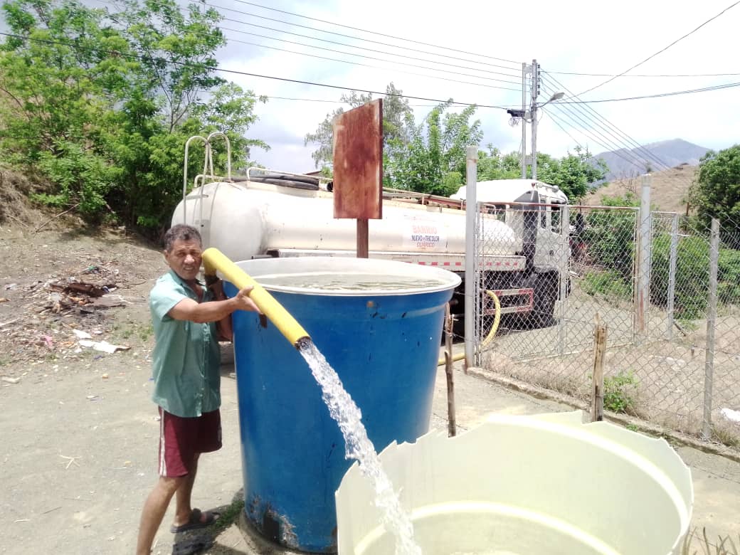BarrioGuarico's tweet photo. La Gran Misión Barrio Nuevo Barrio Tricolor junto al Ministerio de Obras Públicas seguimos avanzando  en el  bienestar del Pueblo Venezolano en brindar el suministro de agua potable en el Municipio Juan Germán Roscio Nieves en cada comunidad, garantizando así que el vital líquido https://t.co/KQqPLZhGgK