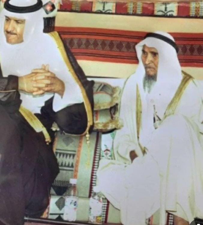 ،لاتنسوه من دعائكم ،
((من دعى لميت سخر الله له من يدعو له بعد مماته ))
الوالد / ناصر بن عبدالرحمن آل رويبع المنبهي ) 
عند مجالسته صاحب السمو الملكي /سلطان بن سلمان آل سعود حفظة الله عند زيارته الكريمة  لمتحف ميدان التراث بقنيع القديمة تاريخ وتراث الأجداد والاباء.