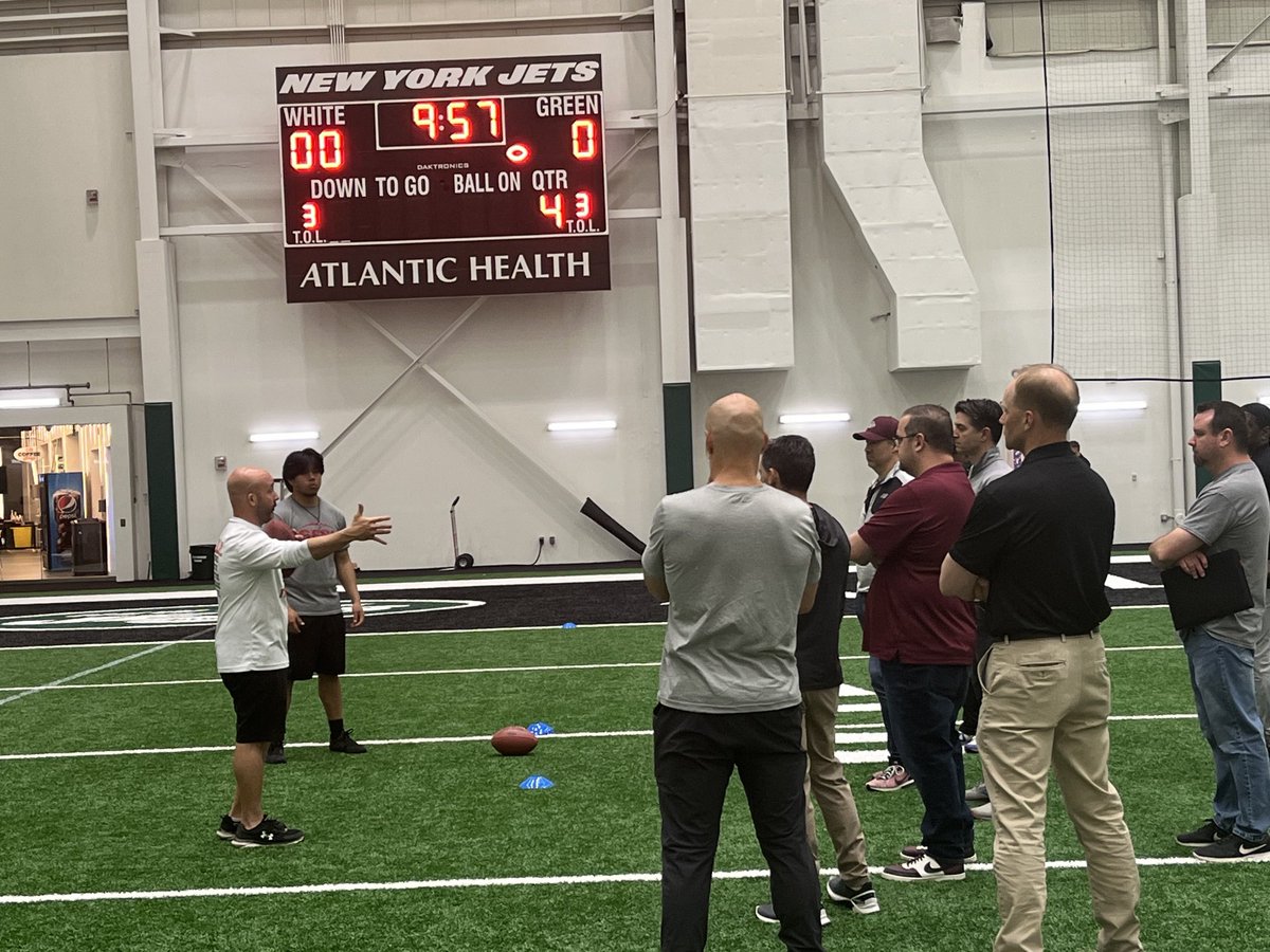 Great job last night by the Super Football Conference, NY Jets and 🐅 🏈 HC Escalante in helping to run an outstanding clinic for youth coaches throughout the state. ⁦@SFCFootballNJ⁩ ⁦