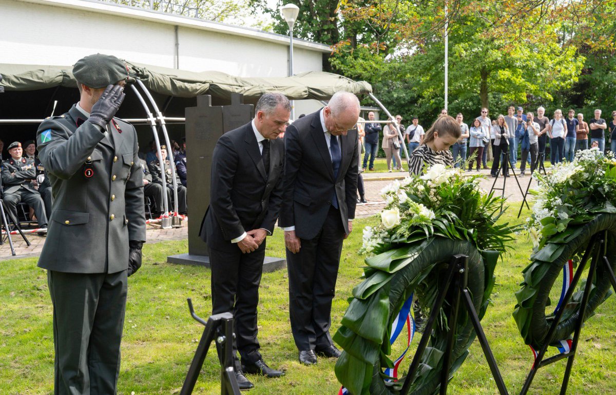 Tijdens de herdenking Slag om Ypenburg 1940 legden Ondervoorzitter @TomvanderLee en Voorzitter EK @Jan_Anthonie een krans. Op 10 mei 1940 werd er op het vliegveld Ypenburg fel gevochten toen de Duitse aanvallers het Koningshuis en de regering in handen probeerden te krijgen.