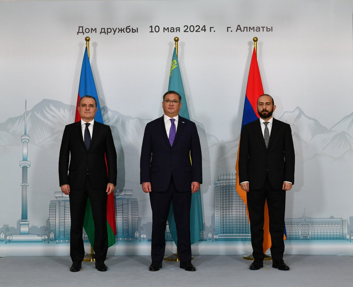 🇰🇿 DPM & FM Murat Nurtleu @MFA_KZ welcomes the Foreign Ministers of Azerbaijan and Armenia as they convene in Almaty for peace talks. Emphasizing the strategic partnership between 🇰🇿 and the countries, Murat Nurtleu wishes for a fruitful and trusted dialogue.