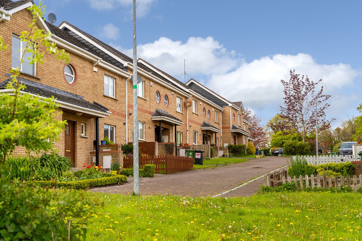 FoleyAuctioneer's tweet photo. 21 THE VILLAGE GREEN, RATOATH, CO.MEATH.

Spacious 2 bedroom home, in a well maintained, small scale development.
This well presented property features spacious living accommodation, paved rear patio ,located only minutes walk from Ratoath Village.

#Ratoath
#MeathHomes 
#ForSale https://t.co/h5Rr6N03zk
