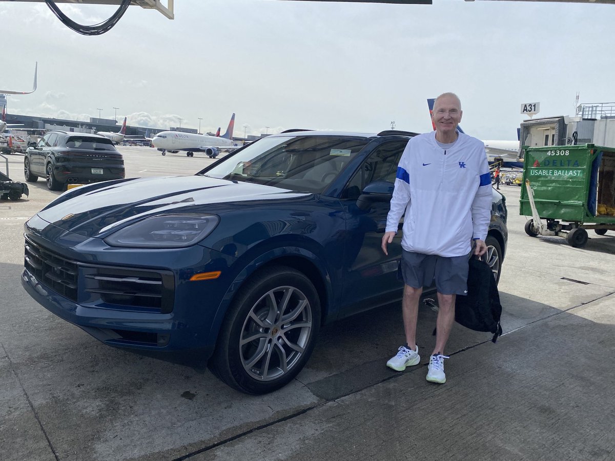BobWest13's tweet image. Flying home from Austin after visiting with my friend ⁦@ACrawfordDIR⁩ at the ⁦@TexasDIR⁩, close connection in ATL going from A to D, @delta picked me up in the Porsche Cayenne and gave me a lift to Skyclub #greatairline #diamondstatus #ilovetx
