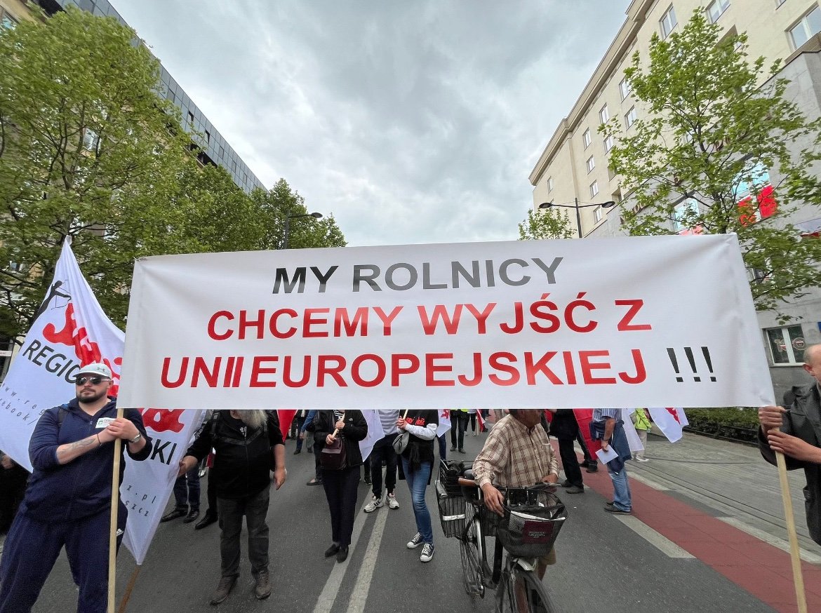 Pokojowa manifestacja 'rolników' i 'związkowców', popierana całym sercem przez cały aparat partyjny i funkcjonariuszy medialnych @pisorgpl...