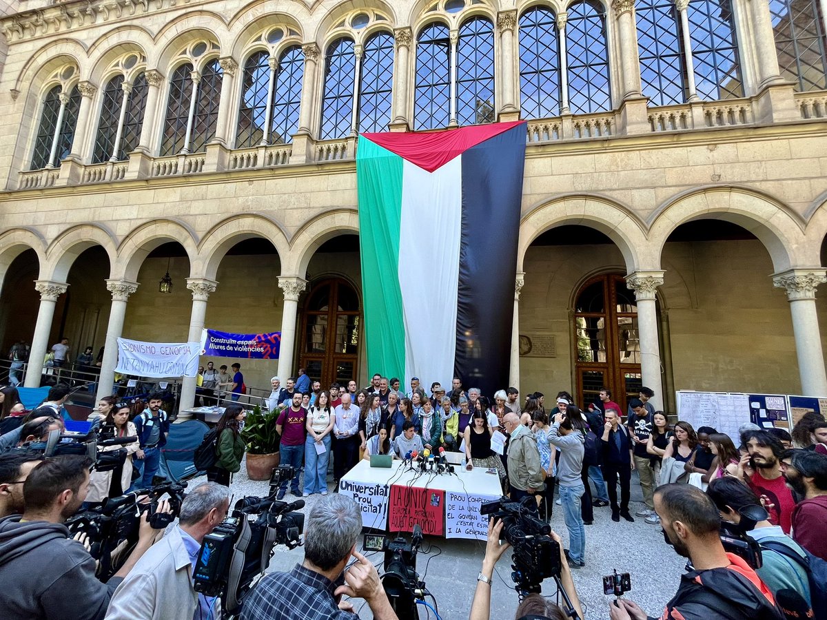 ‼️ Davant d’un possible desallotjament de l’acampada d’estudiants a la UB, més de 95 organitzacions de la societat civil hem donat suport a @UniperPalestina aquest migdia. 📢 Cal posar fi al genocidi i l’apertheid israelians a Gaza.