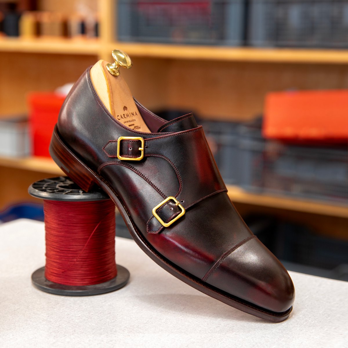 Double Monk Strap 80626 in Burgundy Demascable. This leather has an excellent brush-off effect that will reveal a lighter tone of the leather with a stronger brush. carminashoemaker.com/double-monk-st… #doublemonk #carminashoemaker