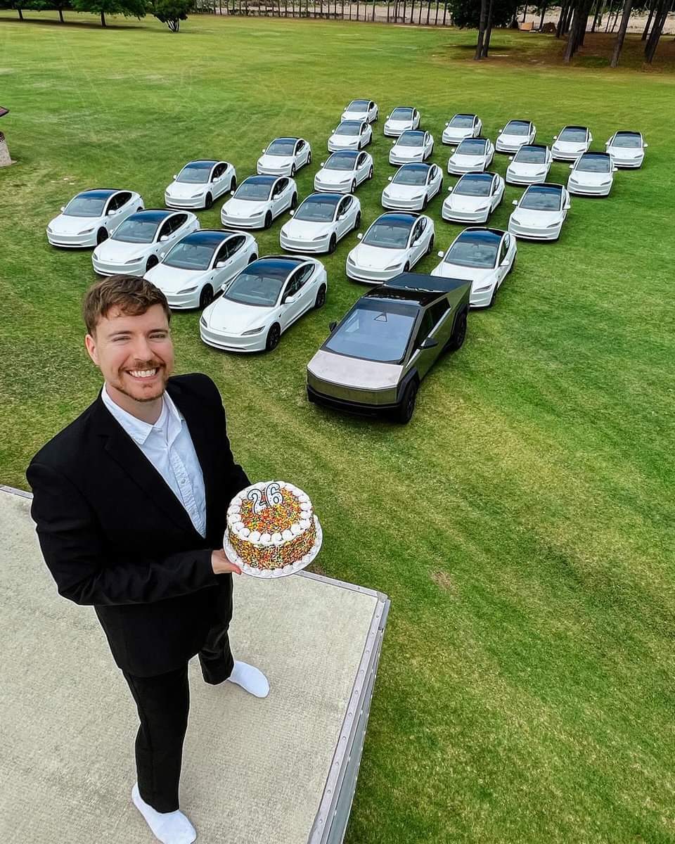 ビースト氏は 26 歳の誕生日を祝うために、テスラ モデル 3 を 25 台とサイバートラックをプレゼントします。それは約110万ドルです！ 👀