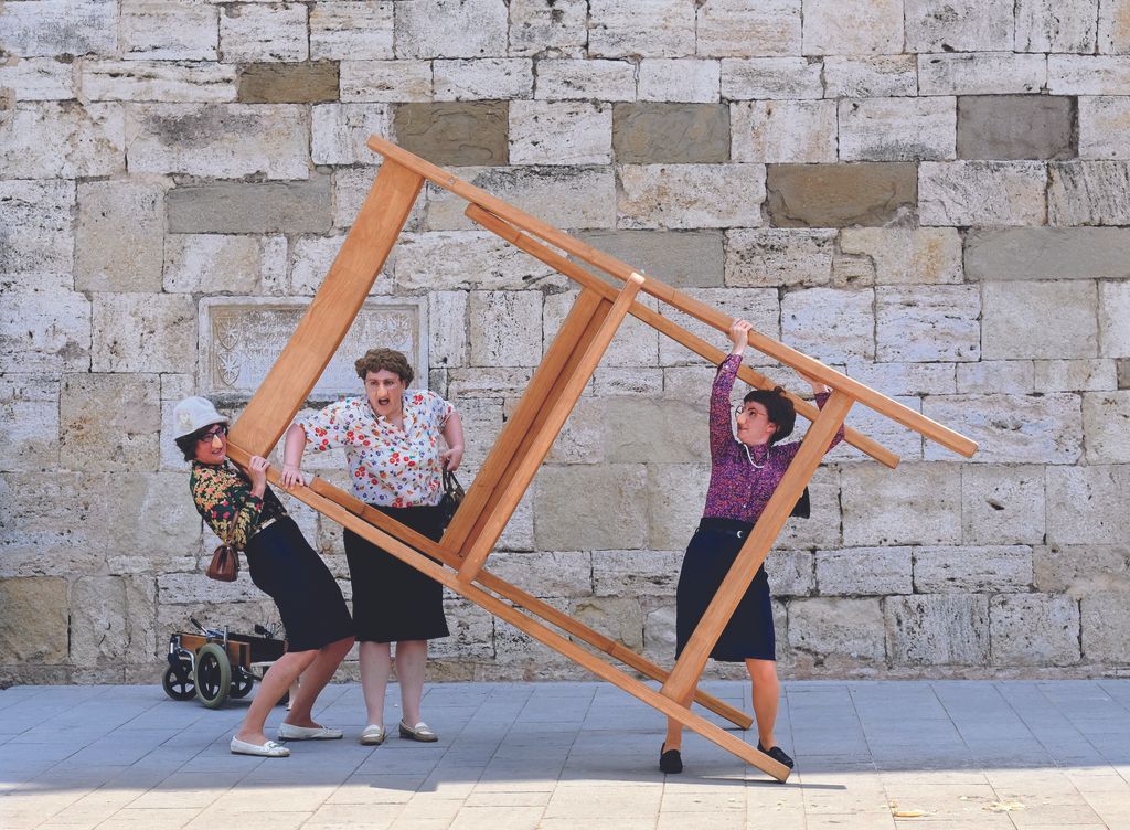 MCapsigrany's tweet photo. Eixir a la fresca, una costum molt del nostre territori, una forma de socialitzar amb el veïnat durant les nits d'estiu. Què els passarà a les tres protagonistes d'aquesta història? 
A la fresca, un espectacle d'Anna Confetti. https://t.co/fLyQVN1qYO