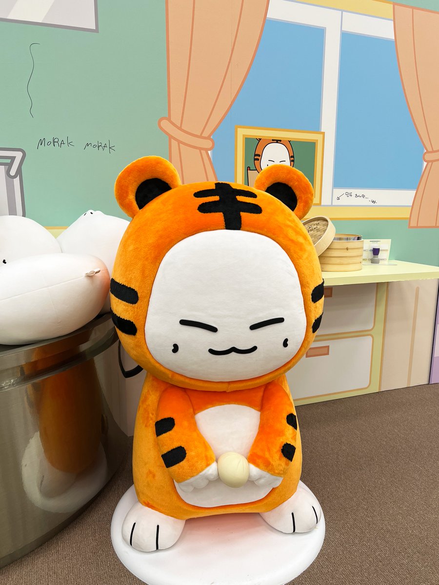 MONMUNGCHI_X's tweet photo. 𝐌𝐎𝐍𝐒𝐓𝐀 𝐗 X 𝗠𝗢𝗡𝗠𝗨𝗡𝗚𝗖𝗛𝗜 𝗫 
: 𝙒𝙀𝙇𝘾𝙊𝙈𝙀 𝙋𝘼𝙍𝙏𝙔 🎉🎂
240510 #만랭이 만두 품절 사건?!🥟

가득 놓여 있던 만랭이 만두가 사라졌다!
하나 남은 만두만 손에 든 만랭이의 당황한 모습(?)

#몬스타엑스 #몬뭉치엑스
#MONSTAX_POPUP
#MONMUNGCHIX_WELCOMEPARTY https://t.co/dHA5tMjppD