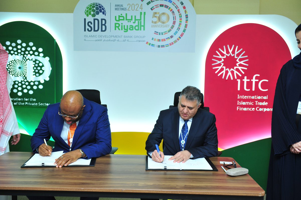 ITFCCORP's tweet photo. A Master #Murabaha Agreement has been signed between ITFC and the First City Monument Bank Limited (FCMB) #Nigeria. The US$15 Million Financing Facility is geared to support the import of essential commodities and private private sector development.
The agreement was signed by Mr.Nazeem Noordali, COO of ITFC, and Mr. Gerald Ikem, Divisional Head, Treasury & International Banking - @MyFCMB, during #IsDBAM2024.
#ITFCImpact #AdvancingTrade #IsDB2024