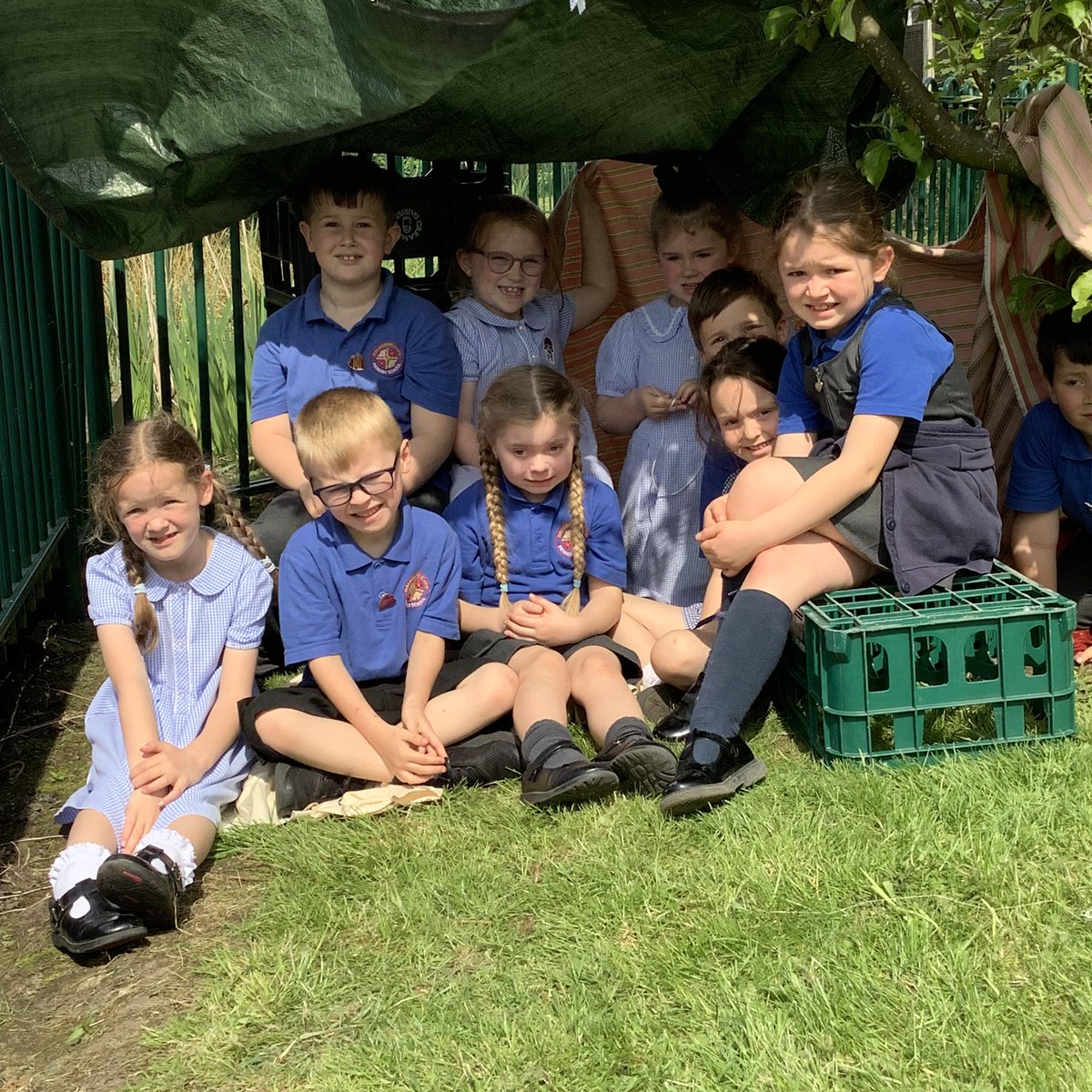 halebank_sch's tweet photo. Willow Class have enjoyed an afternoon designing and building play dens outdoors in the sunshine #WillowClass24 #HBDT #playden #outdoorsinthesunshine https://t.co/aFiO8IJrBD