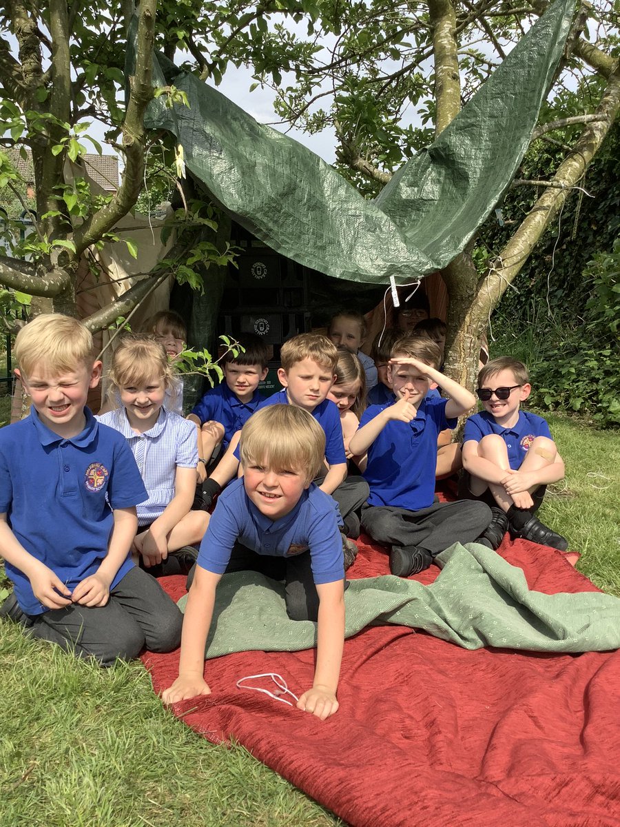 halebank_sch's tweet photo. Willow Class have enjoyed an afternoon designing and building play dens outdoors in the sunshine #WillowClass24 #HBDT #playden #outdoorsinthesunshine https://t.co/aFiO8IJrBD