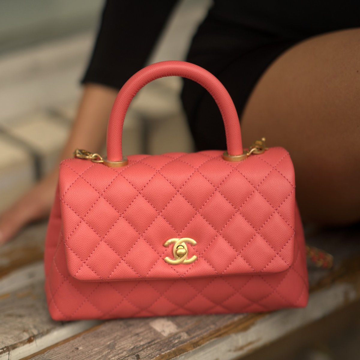 The prettiest pop of color with #ChanelCocoHandle 💕
.
#handbagaddict #purselover #iiheartchanel #chaneladdict #chanelhandbag #chanellambskin #bagporn #bagoftheday #bagfie #chanelparis #chanelcollector #bagsofinstagram #bagloverscommunity #designerpurse #luxuryfashionrentals