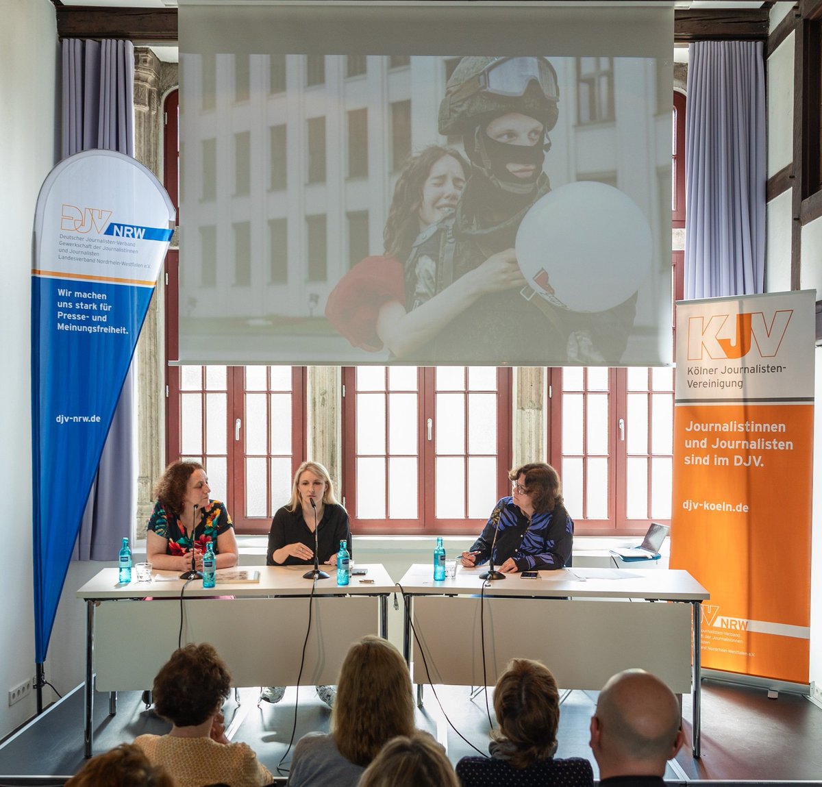 Am 5. Mai haben wir anlässlich des Tags der #Pressefreiheit bei einer Matinee im Literaturhaus Köln über die Lage der Journalist:innen und der Medien in #Belarus gesprochen. Auf dem Podium <a href="/GemmaPzg/">Gemma Pörzgen</a>, Violetta Savchits <a href="/camo_kompakt/">Carmen Molitor</a>. djv-koeln.de/schlaglicht-au…