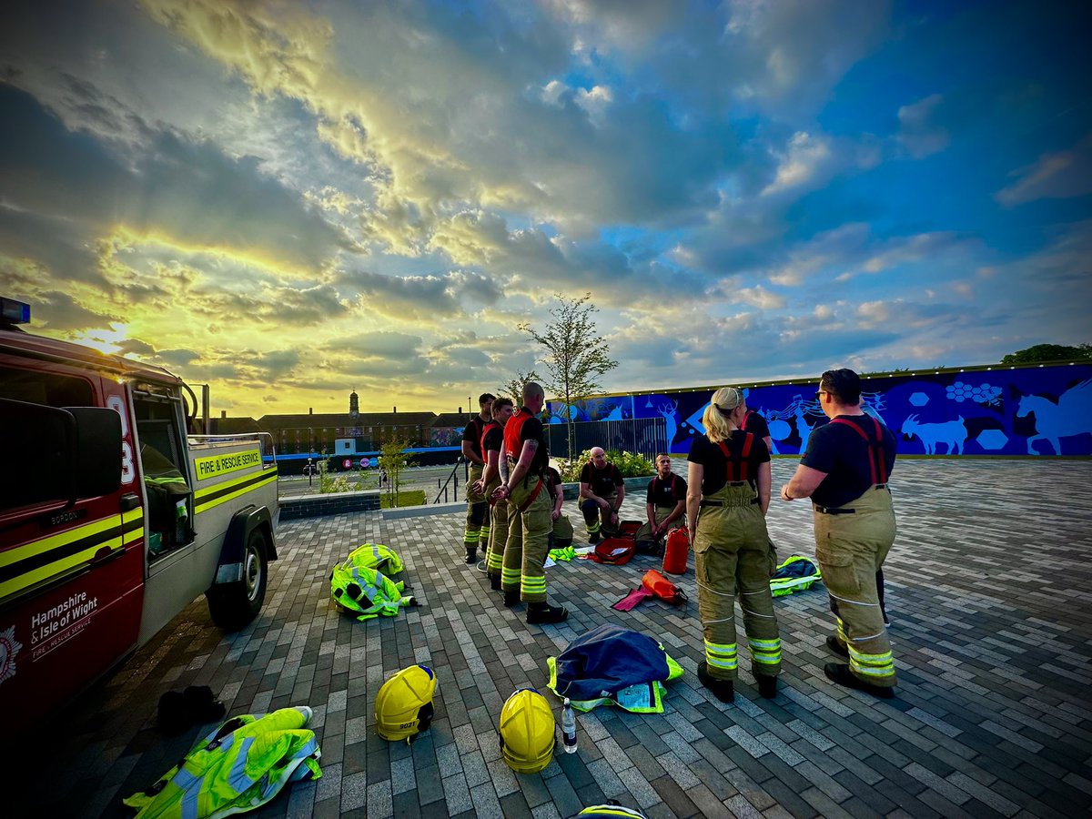 ☀️ It’s going to be a hot weekend across Hampshire & Isle of Wight with an Amber wildfire alert in place. 🧑‍🚒 Help our crews out if you’re heading to the countryside by packing a picnic not a barbecue and taking your litter home. Follow our top tips 👉 bit.ly/HIWFRSWildfire