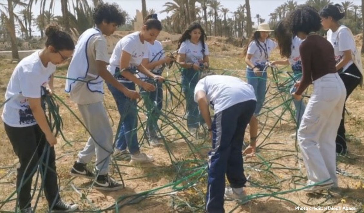 32 students from Ibn Arafat High School in #Tunisia are leading the way toward a cleaner future! In collaboration with local artisans, they transformed discarded green plastic straps into unique waste containers for their school and other institutions. @Ma3anTunisia #Ma3an