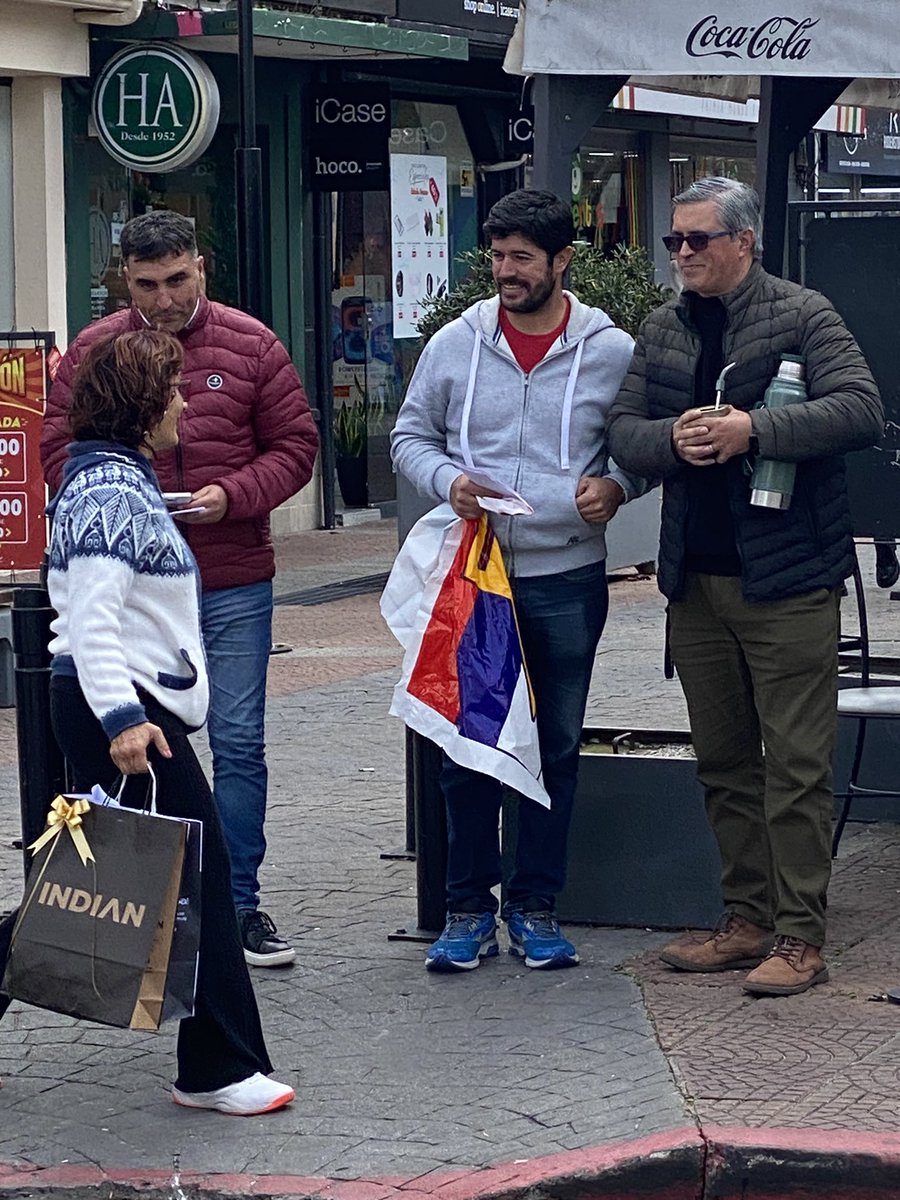 En la peatonal de Maldonado  invitando para el acto de los 3 candidatos <a href="/AndresLimaFA/">Andres Lima✌️</a> <a href="/CosseCarolina/">Carolina Cosse</a> <a href="/OrsiYamandu/">Yamandú Orsi</a>