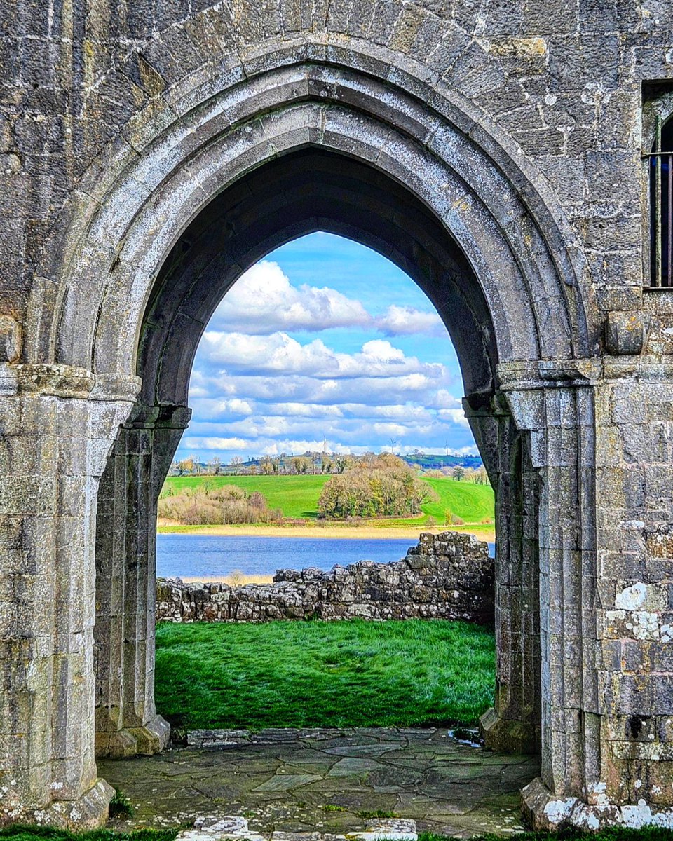 The perfect 'picture frame' for Lough Erne😍⛵ 📍Devenish Island, County Fermanagh 📸instagram.com/hiker_in_natur… #FillYourHeartWithIreland #LoughErne #Fermanagh #EmbraceAGiantSpirit