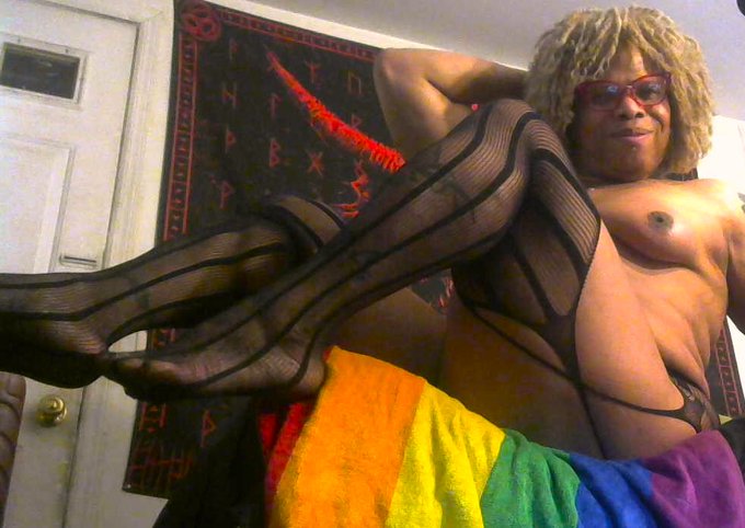 IT'S FRIDAY! LETS.....! https://t.co/Nq7pNXYvUs<a href="/tag/footfetish"class="tags"><span>#footfetish</span></a>