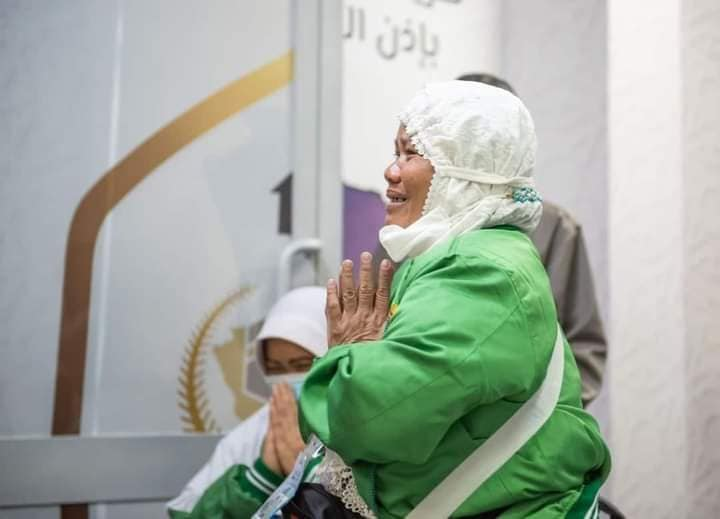 Upon arriving at the airport in Madinah, an Indonesian woman was so overwhelmed with emotion that she prostrated to God in gratitude, shedding tears of joy.❤️