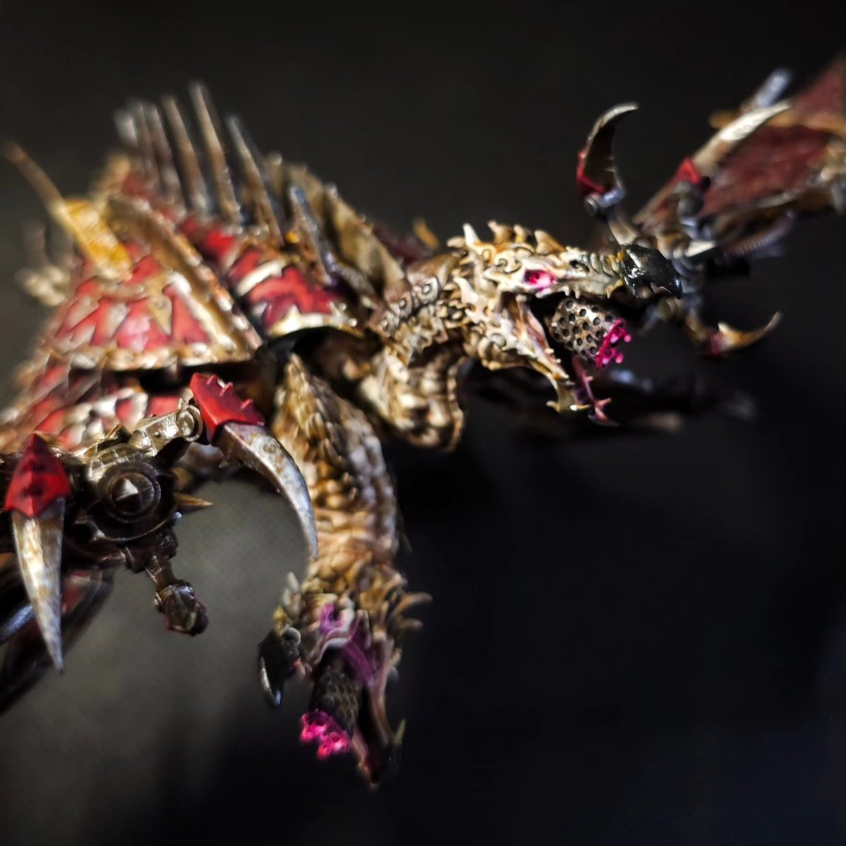 TheHolyFireman's tweet photo. -
Wanted a heldrake that was less fighter jet and more dragon. Big inspiration from King Ghidorah. Big pain in the ass to paint &amp; photograph, too! https://t.co/qODw3tggWS