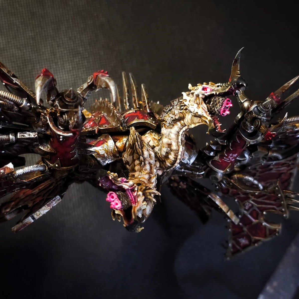 TheHolyFireman's tweet photo. -
Wanted a heldrake that was less fighter jet and more dragon. Big inspiration from King Ghidorah. Big pain in the ass to paint &amp; photograph, too! https://t.co/qODw3tggWS