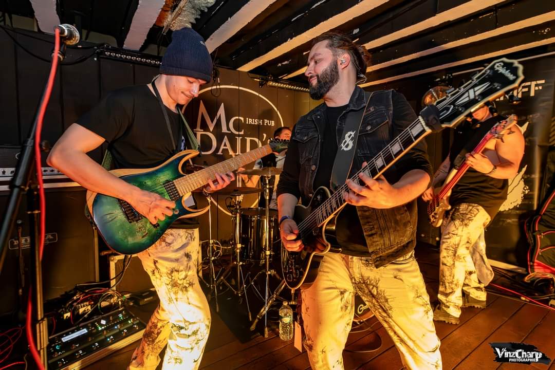 OfficialScariff's tweet photo. Metal Decadence 🔥

"L’énergie est instantanée, le public s’embrase spontanément, et la chaleur ne fera que grimper au fur et à mesure que le groupe proposera les titres de « Calling your Name ». Fédératrice, la musique de Scariff est ce qu’il fallait pour commencer cette soirée" https://t.co/jT2C6FmDsH