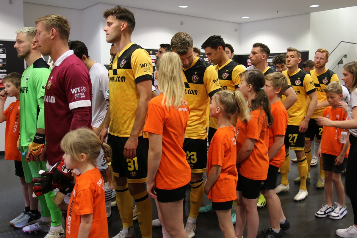 Saxoprint_de's tweet photo. ⚽🌟 Wir sind stolz darauf, als offizieller Druckpartner der SG @DynamoDresden eine besondere Aktion für die kleinen Fußballfans unserer Mitarbeitenden organisiert zu haben! Am 4. Mai durften 22 Einlaufkinder Hand in Hand mit den Profis ins Rudolf-Harbig-Stadion einziehen. 🧡 https://t.co/h1fMvsAE7W