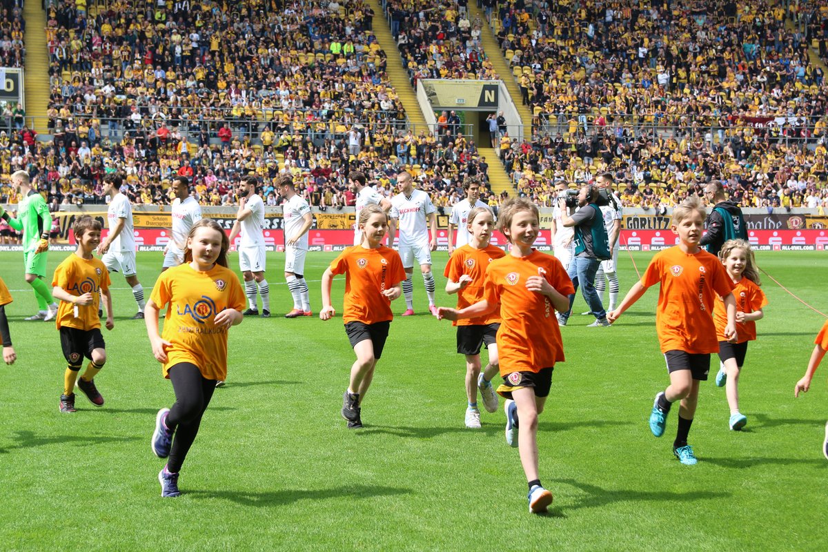 ⚽🌟 Wir sind stolz darauf, als offizieller Druckpartner der SG <a href="/DynamoDresden/">SG Dynamo Dresden</a> eine besondere Aktion für die kleinen Fußballfans unserer Mitarbeitenden organisiert zu haben! Am 4. Mai durften 22 Einlaufkinder Hand in Hand mit den Profis ins Rudolf-Harbig-Stadion einziehen. 🧡